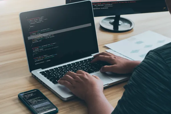 Un programador trabaja en Proyectos con Python para practicar dentro de una oficina ordenada.